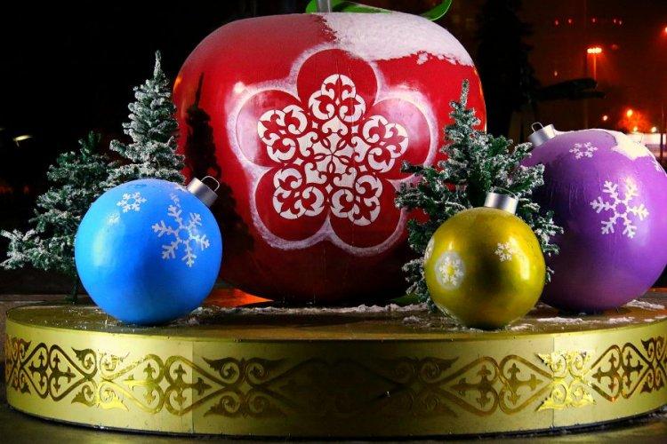 №28 жалпы орта білім беретін мектеп оқушылары жаңа жылдарыңызбен құттықтайды! Жаңа жыл Сіздер үшін зор жетістіктерге қол жететін, ой - мақсаттар жүзеге асатын, арман- үміттер ақталатын жыл болсын.  Сіздерге зор денсаулық, молшылық пен бақыт тілейміз.