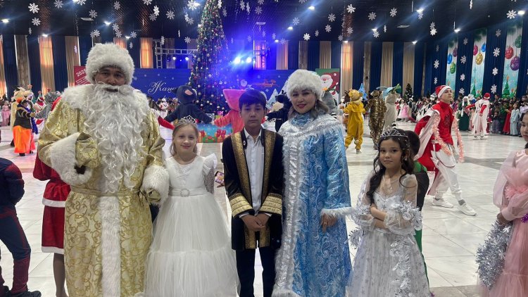 Шымкент қаласындағы «Көрме»  орталығында  Қазақстан Республикасының Президенті Қасым-Жомарт Тоқаевтың атынан мектеп оқушыларына арналған жаңа жылдық