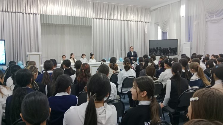 “Әрбір қыз баланың жүріс тұрысы, әдептілігі, тазалығы қандай болмақ?” тақырыбында қыздар жиналысы өткізілді